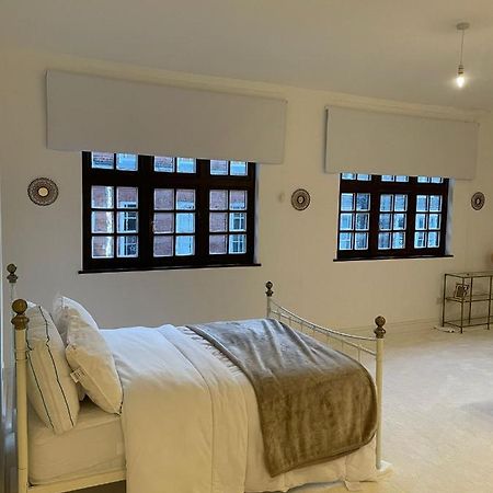 Lovely 1-Bedroom Loft Apartment Above Shop With Free Parking- Long Term Let Available Maldon Exterior photo