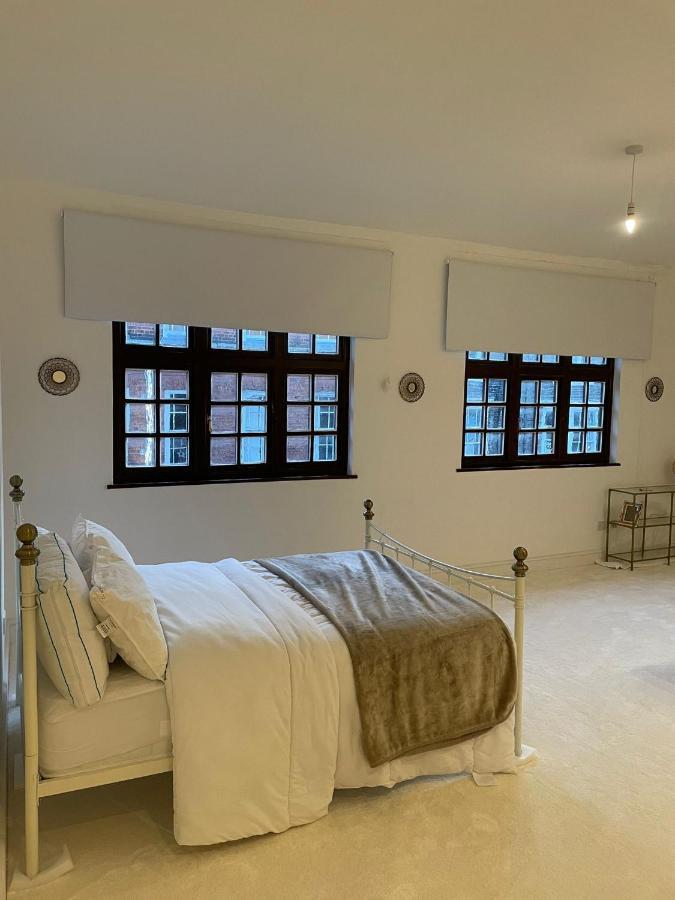 Lovely 1-Bedroom Loft Apartment Above Shop With Free Parking- Long Term Let Available Maldon Exterior photo
